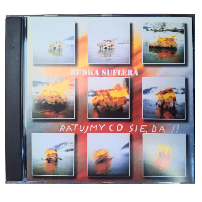 Okładka Płyty CD Budka Suflera "Ratujmy co się da!!". Widać 9 zdjęć palącego się Małego Fiata stojącego w wodzie.