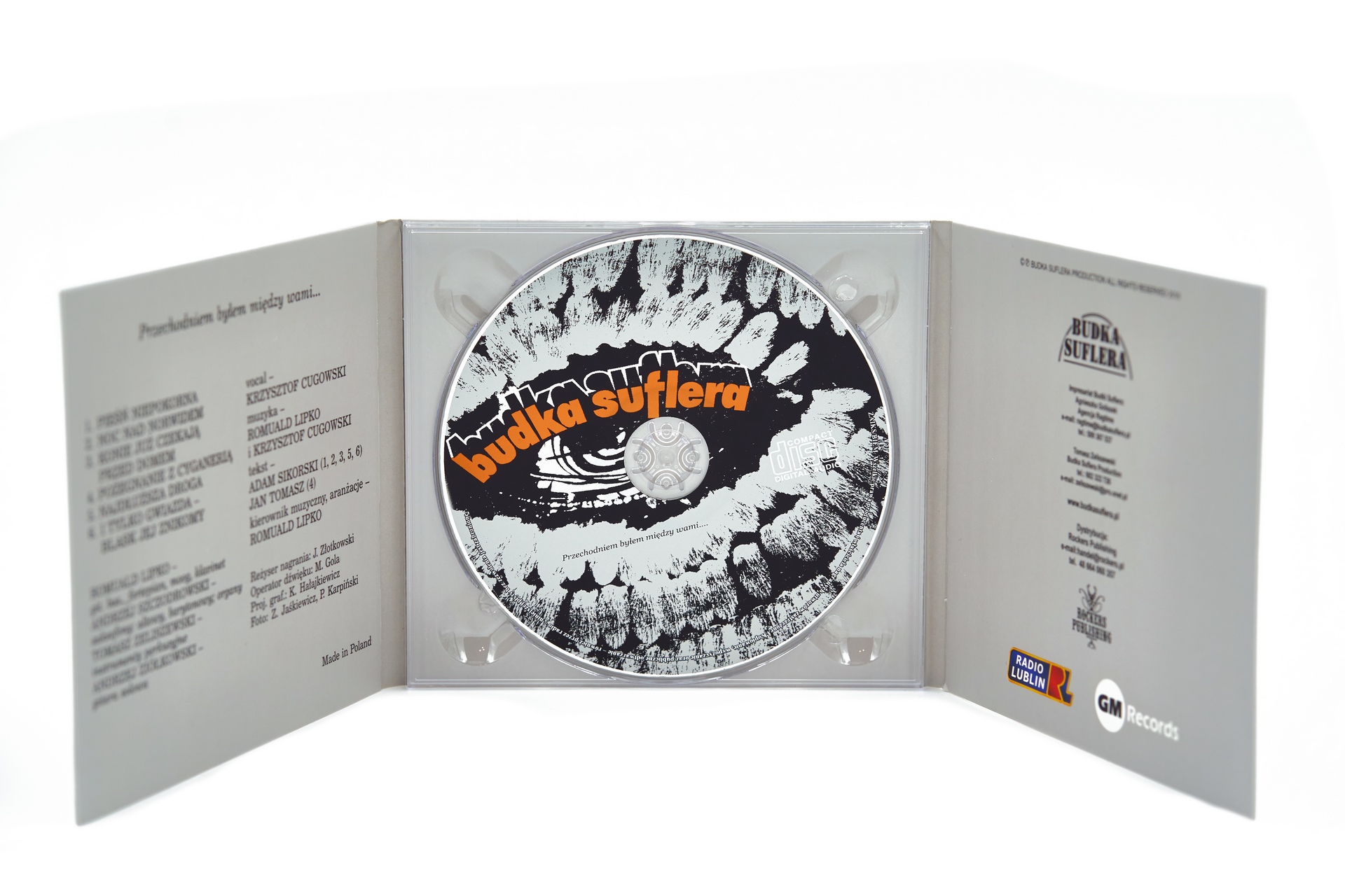 Zdjęcie przedstawia otwartą okładkę płyty CD, w środkowej części widać płytę CD z grafiką przedstawiającą oko gada i wpisaną na powiece nazwą zespołu Budka Suflera